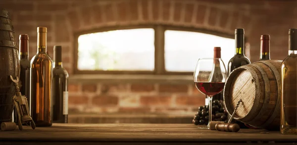 Vinos de lujo y barril en la bodega — Foto de Stock