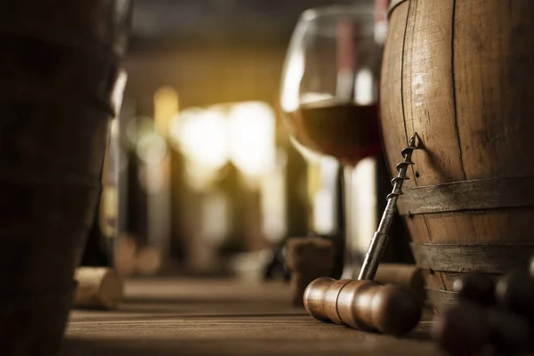 Weinprobe im Keller und Vintage-Korkenzieher — Stockfoto