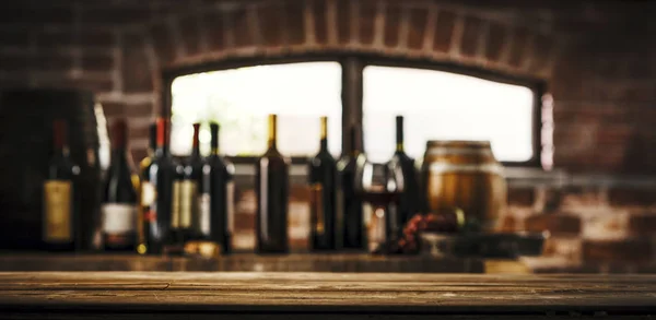 Verzameling van luxe wijnen in de kelder — Stockfoto
