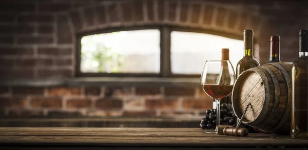 Luxusní vína a barel ve sklepě — Stock fotografie