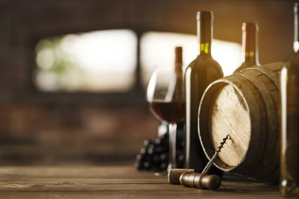 Vinos de lujo y barril en la bodega — Foto de Stock