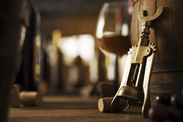 Degustación de vinos en bodega y sacacorchos vintage — Foto de Stock