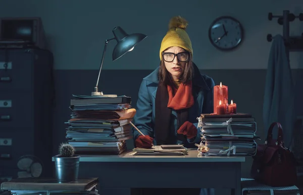 Femme d'affaires déçue gelant dans le bureau — Photo