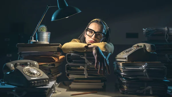 Businesswoman overloaded with paperwork — Stock Image Businesswoman overloaded with paperwork Stock Picture