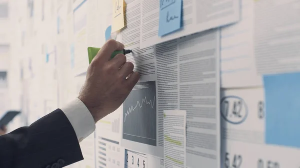 財務チャートや報告書を分析するビジネスマン — ストック写真