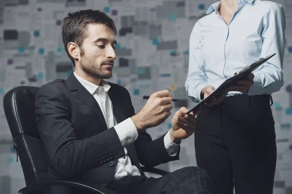 Business executive signing a contract — Stock Photo, Image