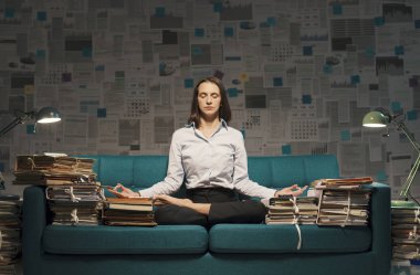 İş kadını yoga ve meditasyon yapıyor.