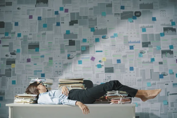 Усталый бизнес-руководитель спит в офисе — стоковое фото