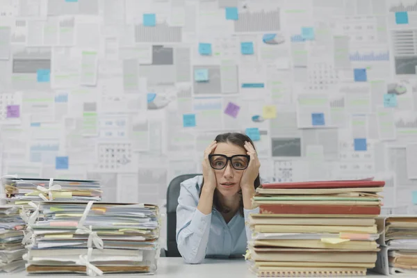 Mujer de negocios estresada sobrecargada de trabajo — Foto de Stock