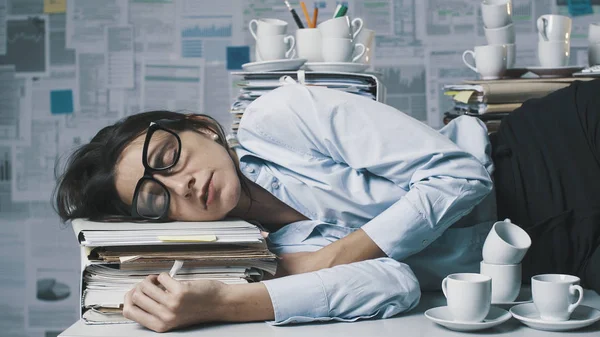 Femme d'affaires épuisée couchée sur le bureau et dormant — Photo