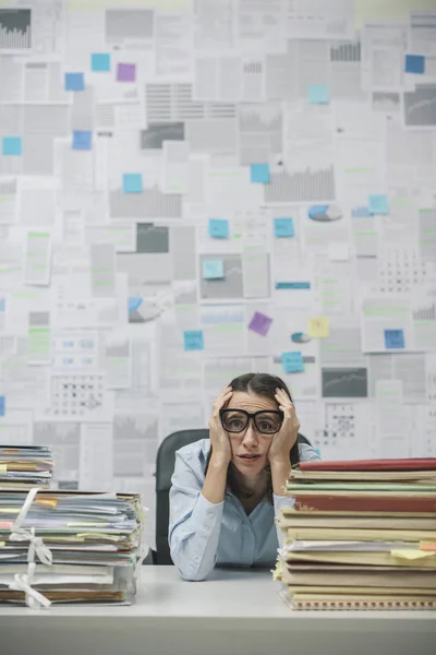 Empresária estressada sobrecarregada de trabalho — Fotografia de Stock