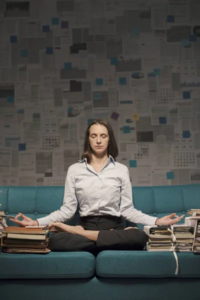 Geschäftsfrau praktiziert Yoga und Meditation — Stockfoto