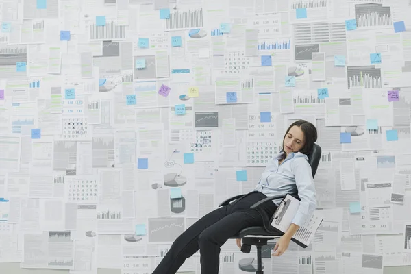 Femme d'affaires épuisée submergée par le travail — Photo