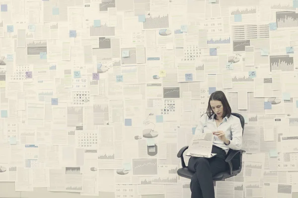 Corporate manager controleren van financiële gegevens en rapporten — Stockfoto