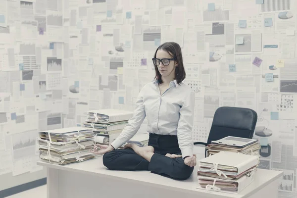 Empresária que pratica meditação no escritório — Fotografia de Stock