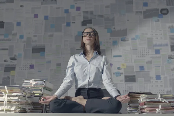 Imprenditrice aziendale che pratica la meditazione in ufficio — Foto Stock