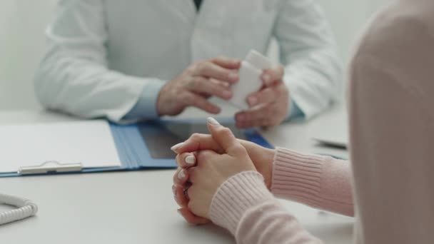 Médico profesional que administra un medicamento recetado a un paciente joven — Vídeos de Stock