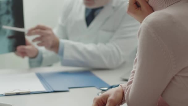 Médico examinando la radiografía de un paciente durante una visita — Vídeos de Stock