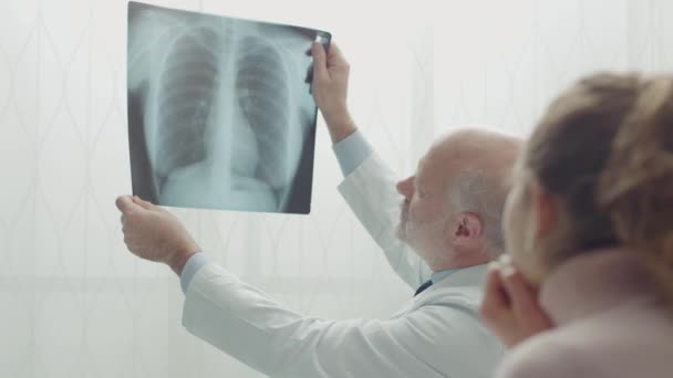 Улыбающаяся женщина в кабинете рентгенолога — стоковое видео