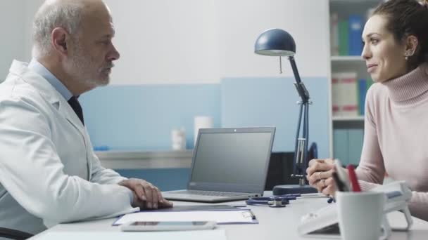 Schůzka doktora a pacienta v kanceláři na konzultaci — Stock video