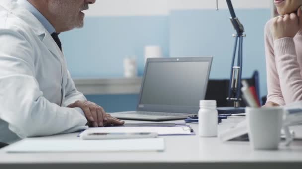 Médico profesional y paciente dando un apretón de manos en el consultorio — Vídeo de stock