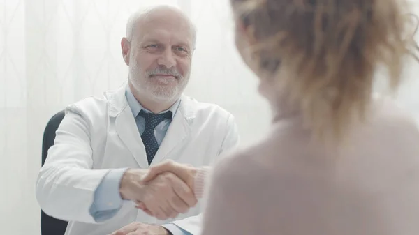 Doktor ve hasta ofiste el sıkışırken — Stok fotoğraf
