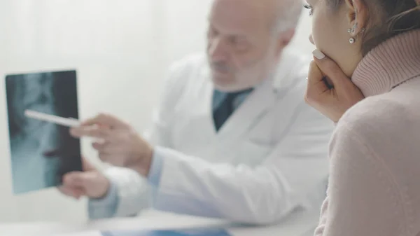 Radiologe überprüft Röntgenbild eines Patienten — Stockfoto