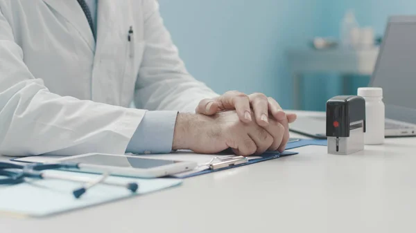 Médico sentado na mesa e esperando por um paciente — Fotografia de Stock