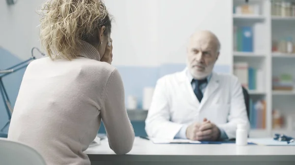 Lekarz przekazujący złe wieści pacjentowi — Zdjęcie stockowe
