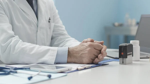 Médico sentado na mesa e esperando por um paciente — Fotografia de Stock