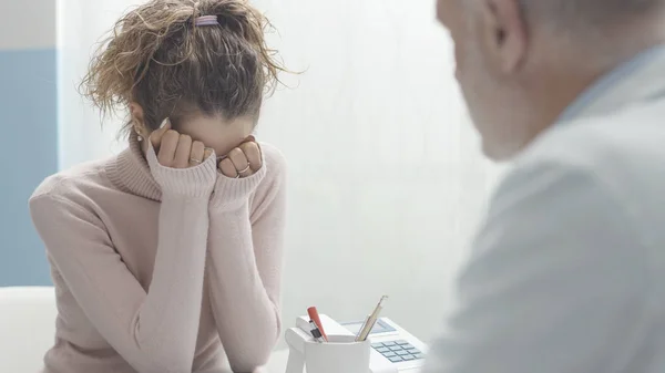 Sorglig patient som får en dålig diagnos — Stockfoto