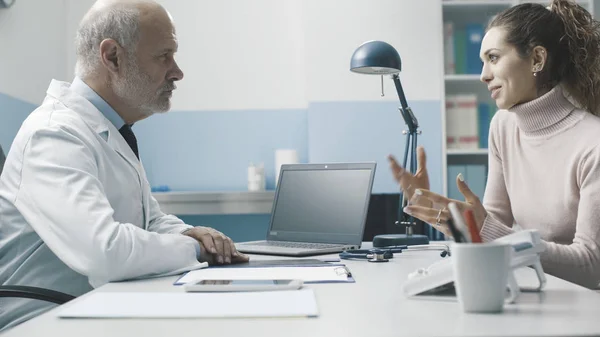 Arzt und Patient treffen sich im Büro — Stockfoto