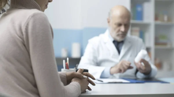 Arzt gibt einem Patienten ein verschreibungspflichtiges Medikament — Stockfoto