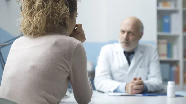 Arzt und Patient treffen sich im Büro — Stockfoto