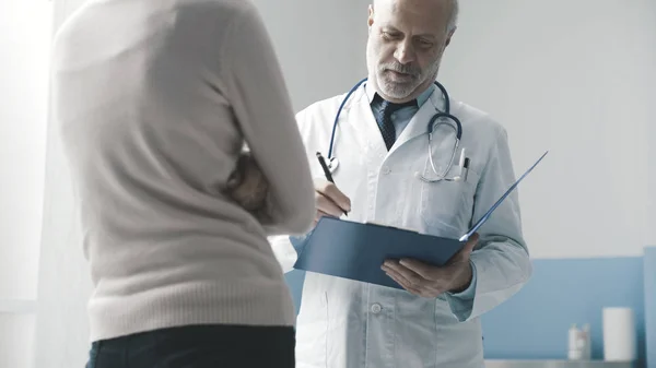 Doctor and patient meeting in the office — Stock Photo, Image