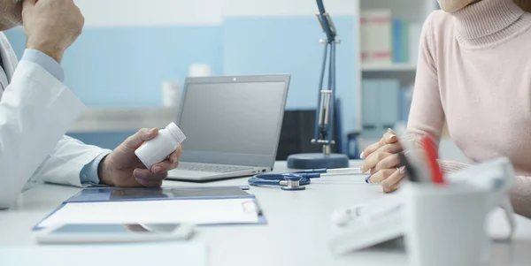 Professionele arts die een geneesmiddel op recept aan een patiënt geeft — Stockfoto