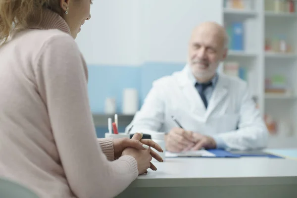 Reunión de médicos y pacientes en el consultorio — Foto de Stock