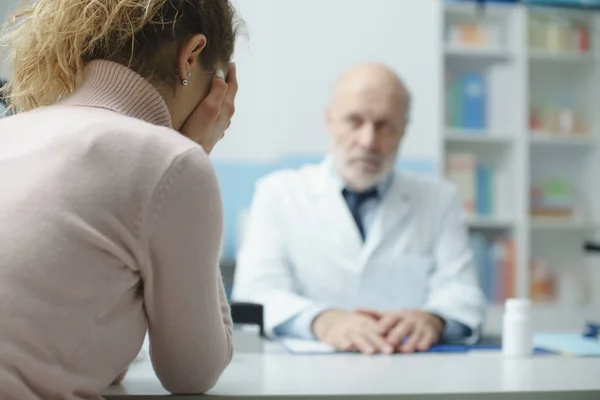 Arzt stellt einer Patientin eine schlechte Diagnose — Stockfoto