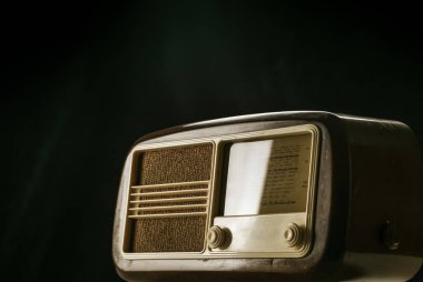 Siyah arkaplanda klasik radyo