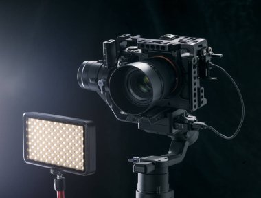 siyah arka plan üzerine profesyonel dijital fotoğraf makinesi