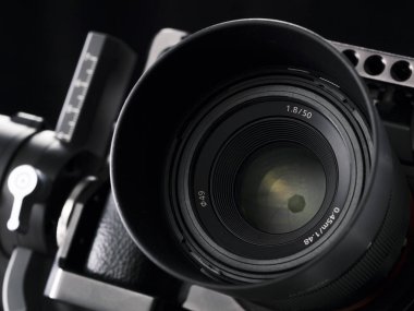 siyah arka plan üzerine profesyonel dijital fotoğraf makinesi