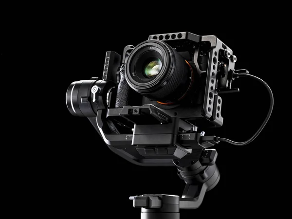 Профессиональная цифровая камера на черном фоне — стоковое фото