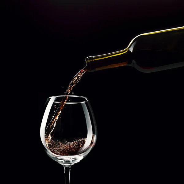Verser du vin rouge dans un verre à vin — Photo