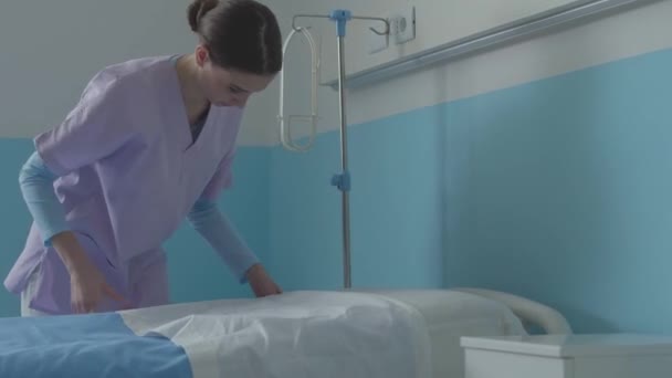 Fachkrankenschwester macht das Bett im Krankenhaus — Stockvideo