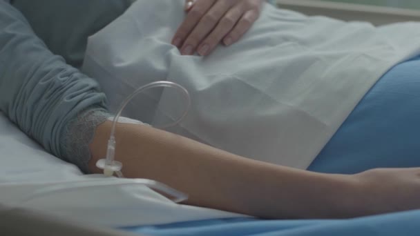 Injured woman lying in a hospital bed with cervical collar and IV — Stock Footage Injured woman lying in a hospital bed with cervical collar and IV Royalty Free Stock Video