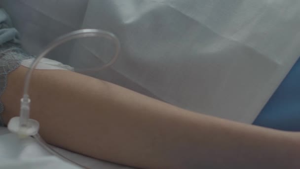 Donna ferita sdraiata in un letto d'ospedale con collare cervicale e IV — Video Stock