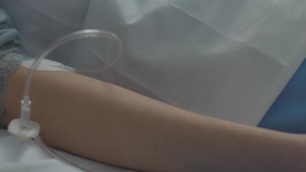 Injured woman lying in a hospital bed with cervical collar and IV — Stock Footage Injured woman lying in a hospital bed with cervical collar and IV Stock Video