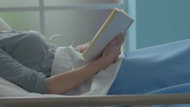 Nő fekszik a kórházi ágyon, és kap Iv — Stock videók