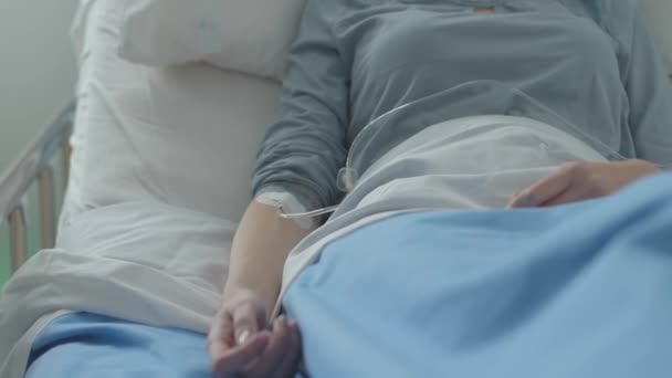 Jonge patiënt ligt in bed en krijgt Iv-therapie — Stockvideo