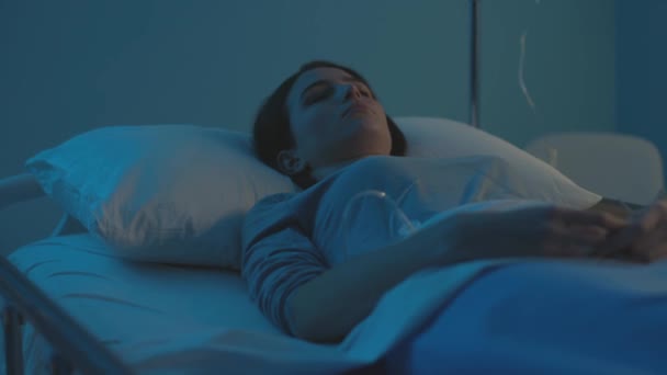 Patient inquiet couché au lit à l'hôpital la nuit — Video